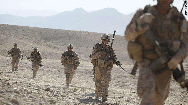 アフガニスタンでパトロールを行う米海兵隊。１６年末までに駐留米軍は撤退するという
