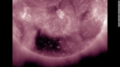 ５月５～７日に観測された太陽のコロナホール。コロナホールは高速の太陽風が宇宙に吹き出す部分＝SOLAR DYNAMICS OBSERVATORY/NASA提供