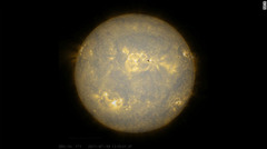極紫外線で観測した太陽の下層大気。２０１１年７月１７～１８日＝NASA提供