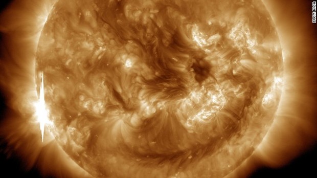 米東部時間１０日８時５２分にピークに達した太陽フレア（太陽の左側）。規模は最初のフレアに比べるとやや小さい＝NASA提供
