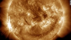 米東部時間１０日８時５２分にピークに達した太陽フレア（太陽の左側）。規模は最初のフレアに比べるとやや小さい＝NASA提供<br />
