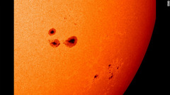 太陽の東側で２０１２年に撮影された３つの大きな黒点＝NASA提供
