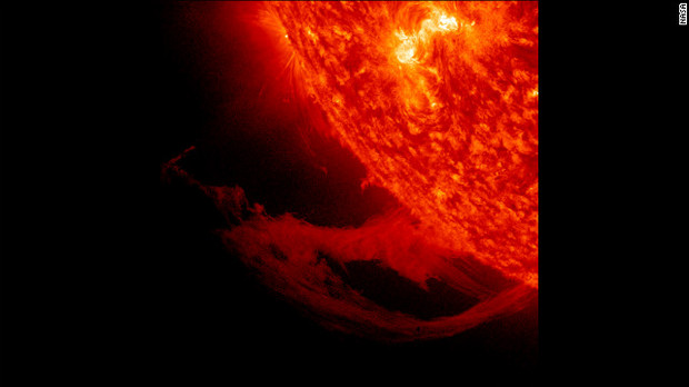 磁力の作用で引き寄せられたプラズマは、やがて徐々に太陽から分離。２０１１年１１月１４～１５日＝NASA提供