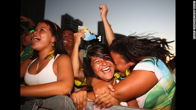 ブラジルがゴールを決め喜ぶ市民