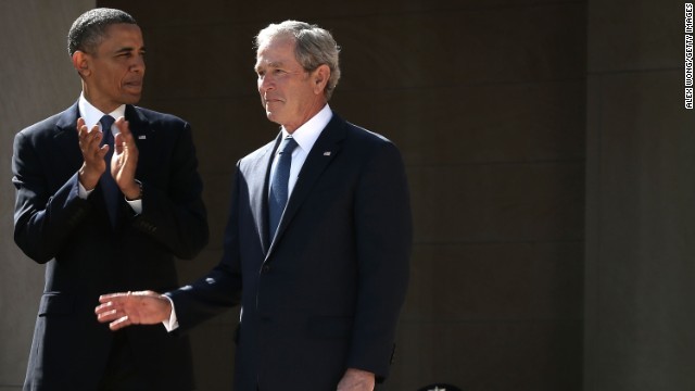 オバマ大統領（左）とブッシュ前大統領