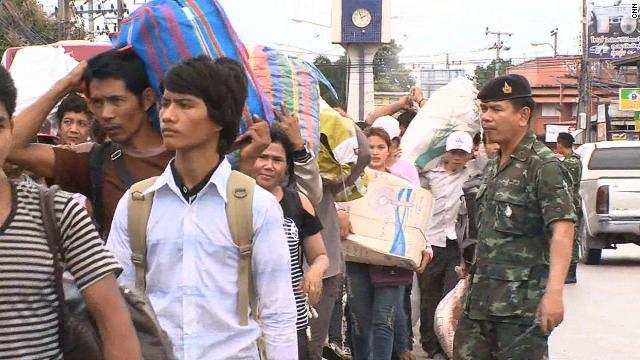 摘発を恐れ２０万人近いカンボジア人がタイを出国したという
