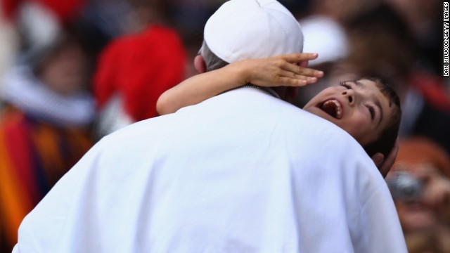 子どもを抱えるローマ・カトリック教会のフランシスコ法王