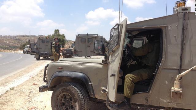 捜索に当たるイスラエル軍兵士。行方不明の少年らとみられる遺体が見つかった