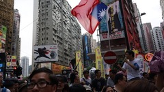 「反抗」を示すシンボルの１つ、台湾の旗を掲げて歩く人々
