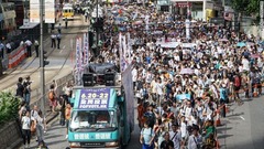 香港の民主派が６月に行った「住民投票」のロゴを掲げて進む車