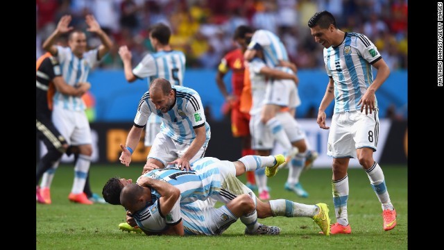 勝利に喜ぶアルゼンチン選手ら