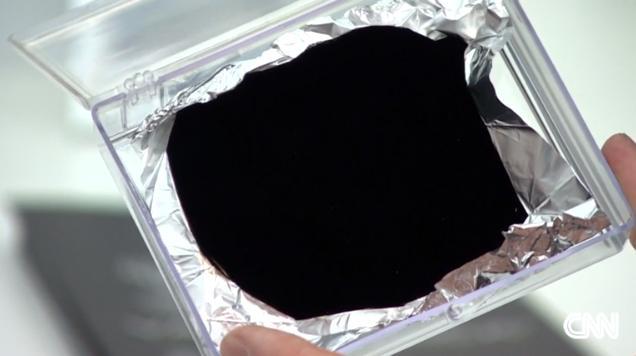 「世界一黒い物質」で覆われたアルミホイル。表面には凹凸があるが見ても分からない