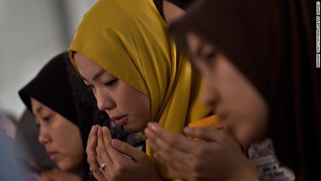 乗員の友人らが祈りをささげる＝プトラヤジャヤ、マレーシア