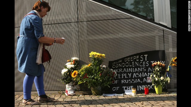 犠牲者を悼み花を手向ける女性。墜落によって３００人近い人々の人生が失われた