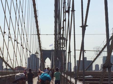ブルックリン側とマンハッタン側の２つの塔のいずれも白色の旗に