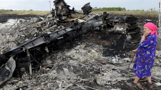 墜落現場の様子。ウクライナ情報当局の責任者は撃墜したのはロシア人だとの見方を示した