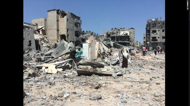 戦闘によって破壊された建物。イスラエルは一時休戦の延長を決めた
