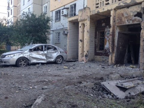 衝突によって被害を受けた建物や車＝ドネツク