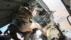 イラク空軍とクルド人民兵による救出作戦中に武装組織のメンバーとみられる目標に向かって銃撃を行う射撃手