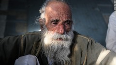 救出後、涙を流すヤジディ教徒の老人