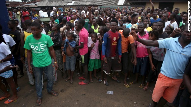 リベリアの隔離センターに集められた人々。ケニヤはリベリアなどの流行国からの入国を禁止する方針を示した