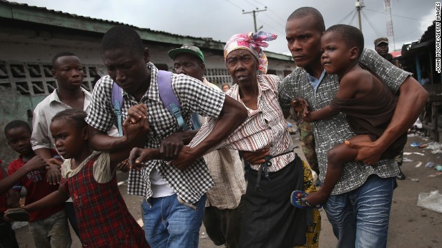 エボラ感染を避けるためにスラムから避難する人びと＝リベリア・モンロビア