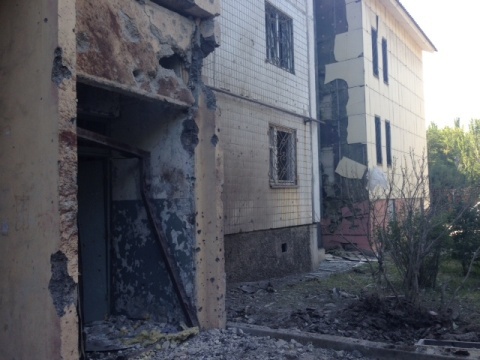 政府軍と親ロシア派勢力の戦闘で破壊されたドネツク市内の建物