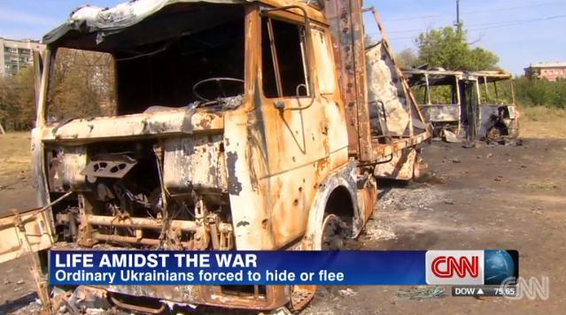 戦闘によって破壊された車両。ウクライナとロシアの両首脳は対話再開の必要性で合意した
