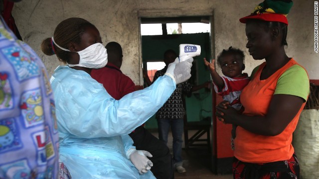 エボラ出血熱の検査を行う保険当局者。リベリアで未承認薬の投与を受けた２人が退院した
