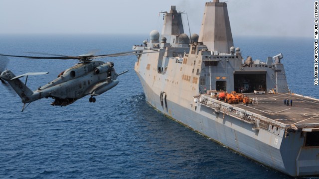 米輸送揚陸艦「メサ・ベルデ」への着艦を準備する海兵隊の「スーパースタリオン」ヘリコプター