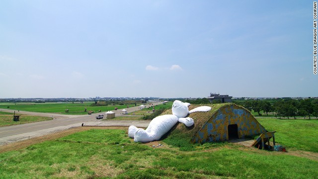 巨大な白いウサギが台湾の海軍桃園基地に登場＝BLUE DRAGON ART COMPANY提供