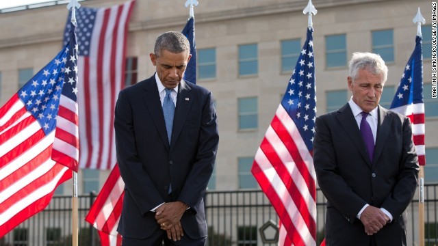 式典で黙祷（もくとう）をささげるオバマ大統領（左）とヘーゲル国防長官＝ワシントン