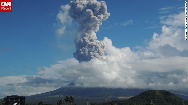 昨年の噴火の様子。今週に入り噴火の兆候が見られ、当局が住民１万人を避難させている