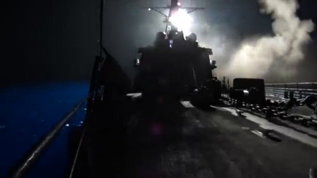 米艦船から発射されたトマホークミサイル＝米海軍提供