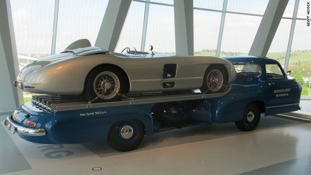 シュツットガルト市にあるメルセデス・ベンツ博物館には、１９５５年にレーシングスポーツカー「３００ＳＬＲ」をレース場まで運ぶために開発されたメルセデス・ベンツの高速輸送車が展示されている