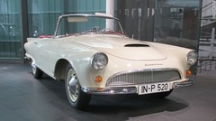 インゴルシュタットにあるアウディ博物館には１９６１年製造のアウトウニオン１０００ＳＰコンバーチブルなど、当時日常的に乗られていた車が多く展示されている