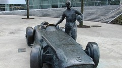 メルセデス・ベンツ博物館の外には、Ｆ１で５回のワールドチャンピオンに輝いたファン・マヌエル・ファンジオと１９５４年のグランプリで乗ったＷ１９６の銅像がある