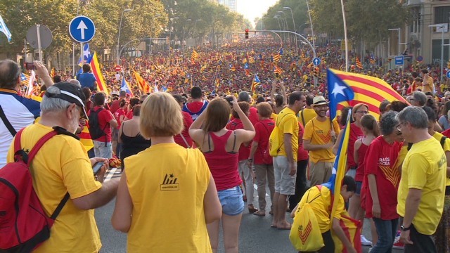 カタルーニャ自治州のスペインからの独立を求めて行進する人々＝１１日、バルセロナ