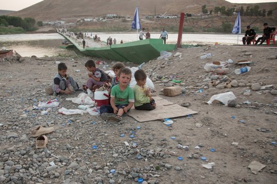 避難地域に逃れてきたヤジディ教徒の子どもたち＝８月