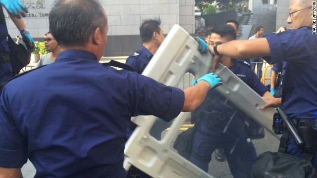 バリケードを撤去する香港警察