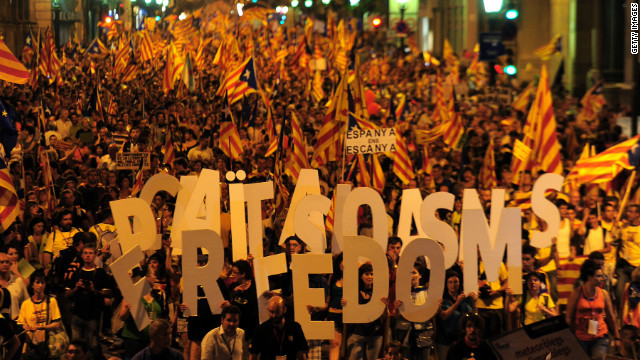 カタルーニャ独立を支持する人々。独立を問う住民投票は中止となった