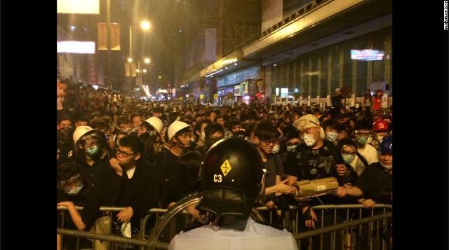 通りを埋め尽くす人々。香港政府は２１日に正式対話を実施する方針を明らかにした