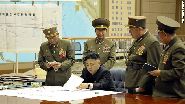 軍幹部から報告を受ける金正恩第１書記。北朝鮮代表団が国連の担当者と会談を持った＝労働新聞から