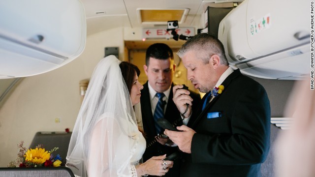 インディアナ州に住むカップルが飛行機の機内で結婚式＝Q Avenue Photo/サウスウェスト航空提供