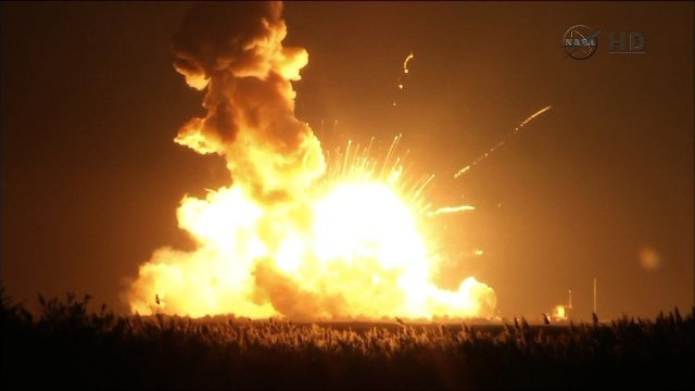 打ち上げ直後に爆発したロケット。エンジンの不具合が事故原因の可能性がある＝ＮＡＳＡ提供
