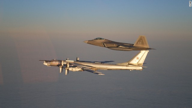アラスカ沿岸を飛行するロシアの爆撃機（下）に米戦闘機が対応＝２０１１年、米空軍提供