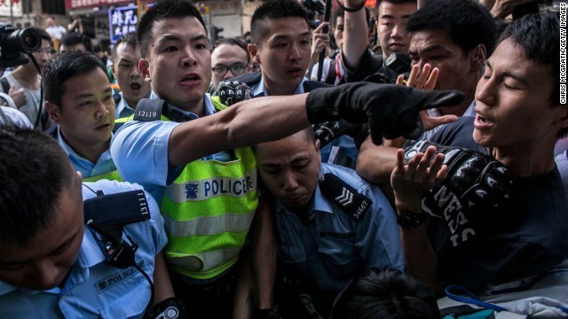 香港の繁華街、旺角で警官隊とデモ隊が衝突