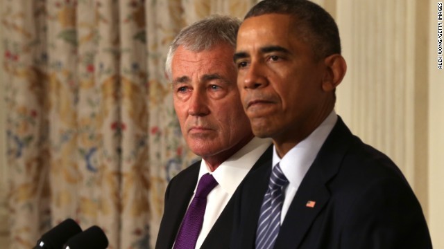 オバマ大統領（右）がヘーゲル氏の国防長官からの辞任を明らかにした