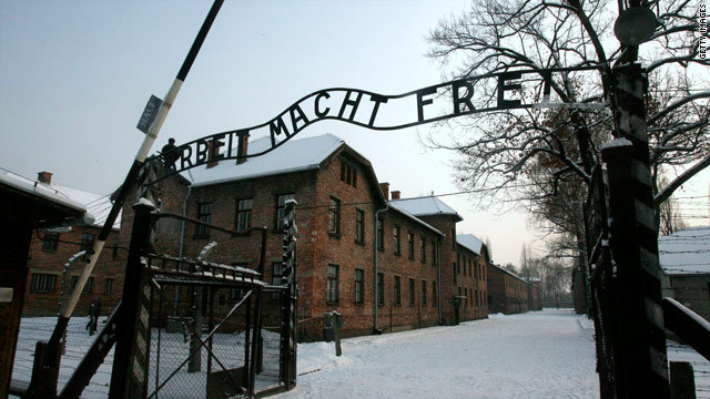 アウシュビッツ収容所跡の「働けば自由になる」の字句の表示板も盗難被害に遭っている