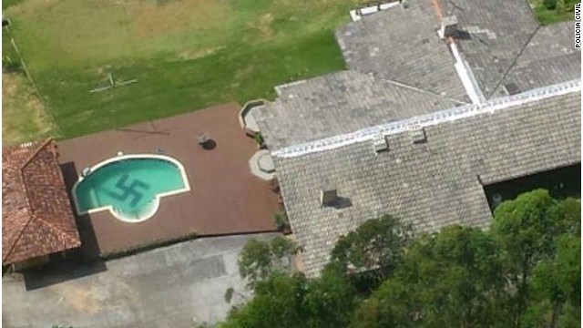 プール底に描かれていた「かぎ十字」＝ブラジル警察提供